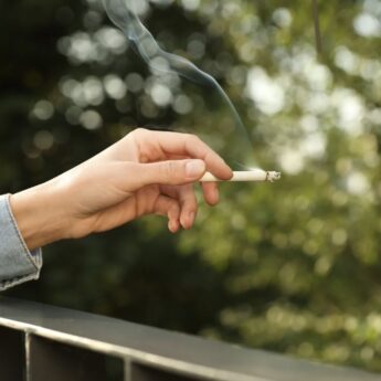 „Nie możemy otworzyć okien przez sąsiadów”. Petycja o zakaz palenia na balkonach trafiła do Sejmu