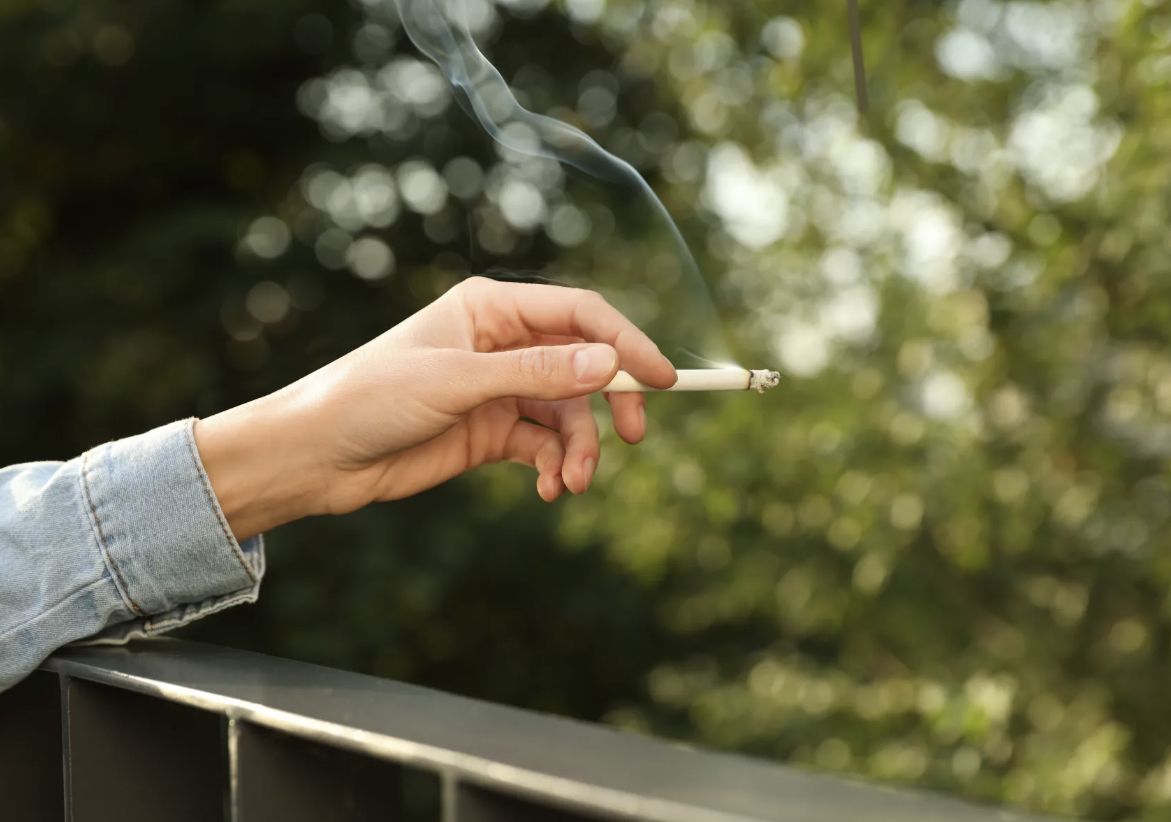 „Nie możemy otworzyć okien przez sąsiadów”. Petycja o zakaz palenia na balkonach trafiła do Sejmu