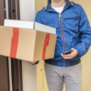 Fałszywe paczki wracają przed świętami. Policja ostrzega: „Nie daj się nabrać na pobranie!”