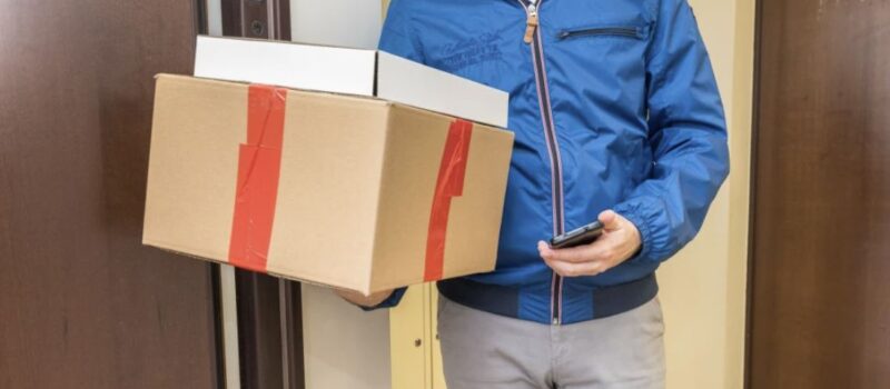 Fałszywe paczki wracają przed świętami. Policja ostrzega: „Nie daj się nabrać na pobranie!”
