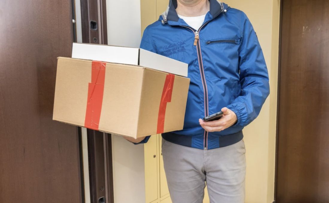Fałszywe paczki wracają przed świętami. Policja ostrzega: „Nie daj się nabrać na pobranie!”