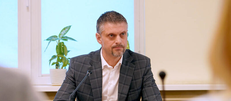 Burmistrz Dziwnowa otrzyma wyższe wynagrodzenie. Przewodniczący Sokół pyta o nazwisko potencjalnego zastępcy