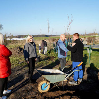 Rzeczyn zakwitnie wiśniami japońskimi. Mieszkańcy, burmistrz i prezes MPGK posadzili drzewka z imionami