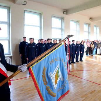 Uczniowie klas mundurowych kamieńskiego Liceum złożyli ślubowanie na młodszych kadetów [ZDJĘCIA]
