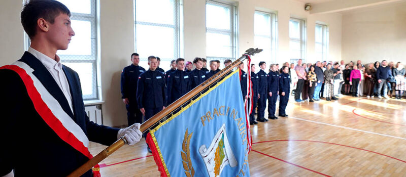 Uczniowie klas mundurowych kamieńskiego Liceum złożyli ślubowanie na młodszych kadetów [ZDJĘCIA]
