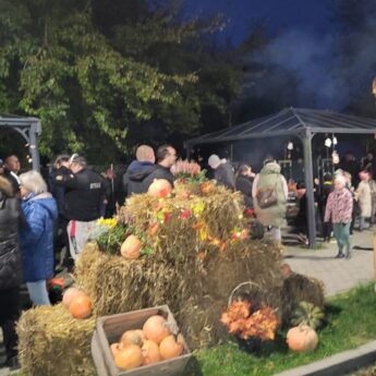Halloween w Lubiniu. Wspólna zabawa na placu sołeckim