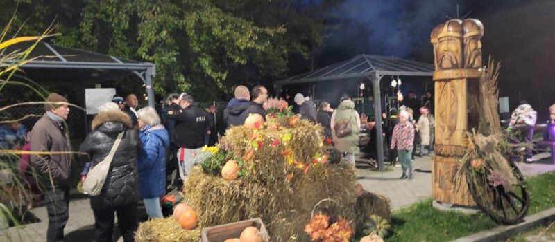 Halloween w Lubiniu. Wspólna zabawa na placu sołeckim Halloween w Lubiniu. Wspólna zabawa na placu sołeckim