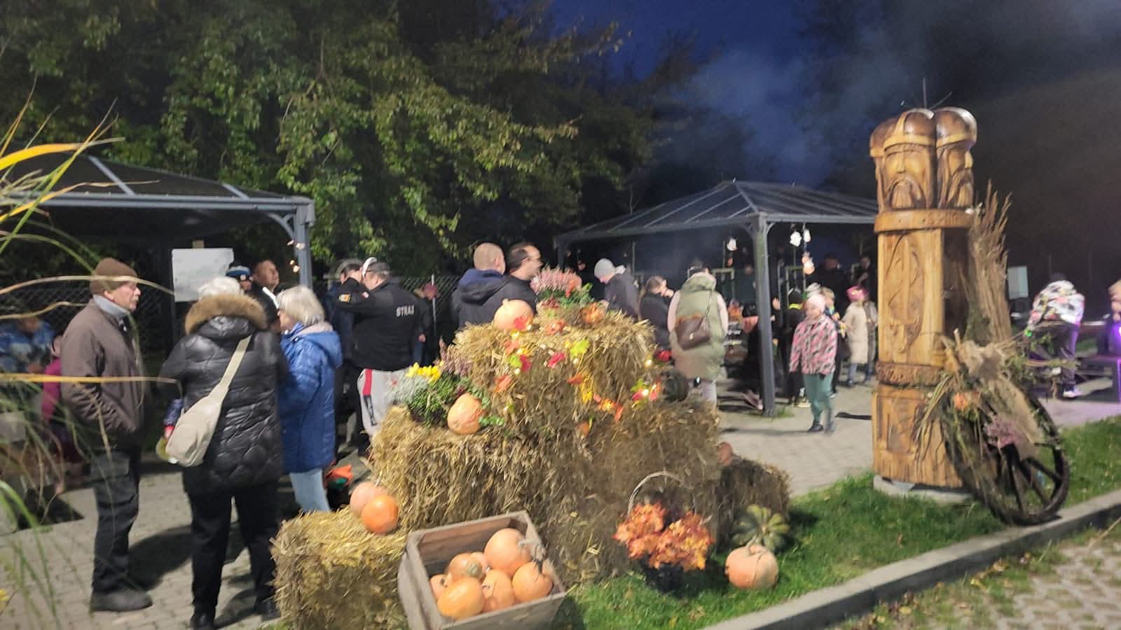 Halloween w Lubiniu. Wspólna zabawa na placu sołeckim