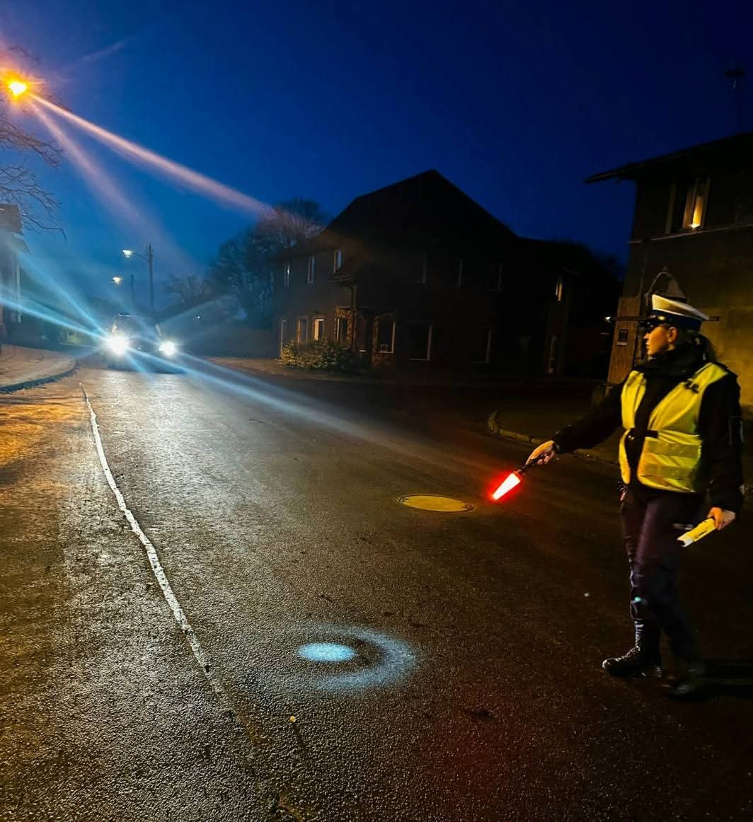 Akcja „Alkohol i Narkotyki” w powiecie kamieńskim! Pierwsi kierowcy wpadli w ręce drogówki – jeden poszukiwany, drugi pijany!