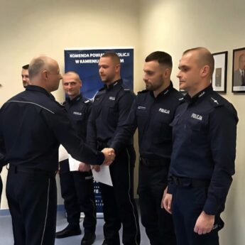 Policjanci z Komendy Powiatowej Policji w Kamieniu Pomorskim wyróżnieni za szczególną służbę