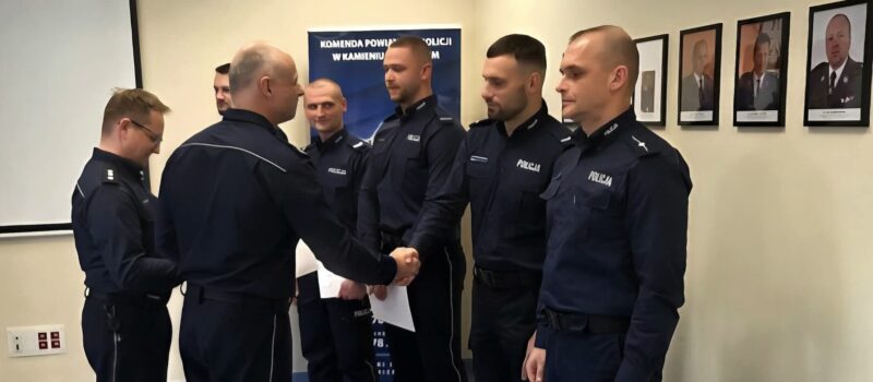Policjanci z Komendy Powiatowej Policji w Kamieniu Pomorskim wyróżnieni za szczególną służbę