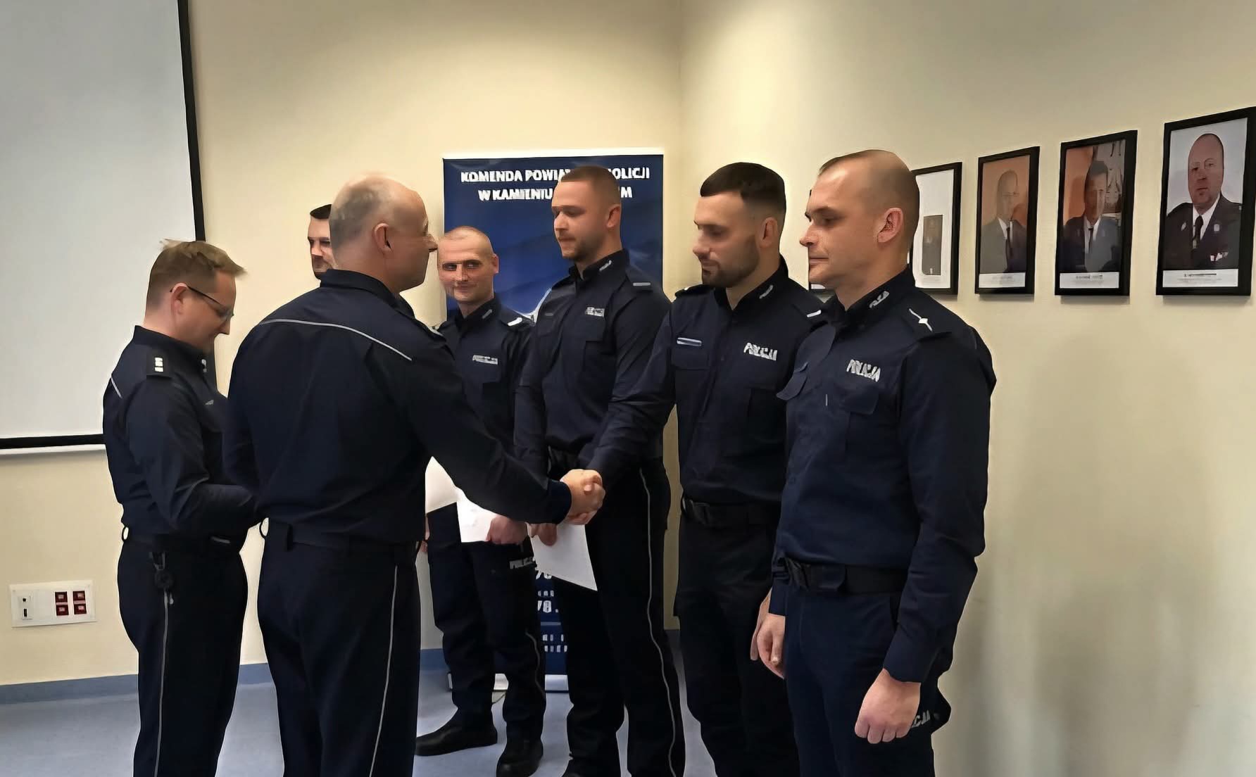 Policjanci z Komendy Powiatowej Policji w Kamieniu Pomorskim wyróżnieni za szczególną służbę