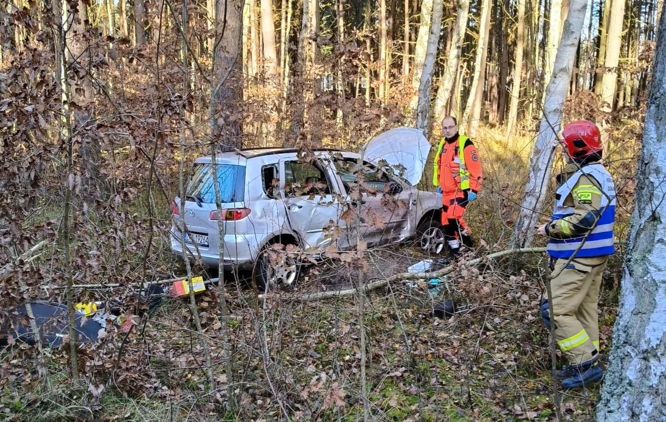Wypadek na trasie Kołczewo – Międzyzdroje. Auto dachowało, jedna osoba trafiła do szpitala