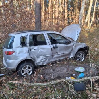 Wypadek na trasie Kołczewo - Międzywodzie. Auto dachowało, jedna osoba trafiła do szpitala