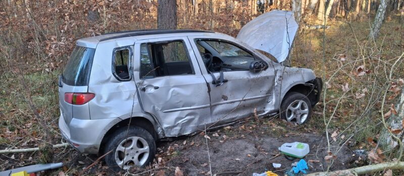Wypadek na trasie Kołczewo - Międzywodzie. Auto dachowało, jedna osoba trafiła do szpitala Wypadek na trasie Kołczewo - Międzywodzie. Auto dachowało, jedna osoba trafiła do szpitala