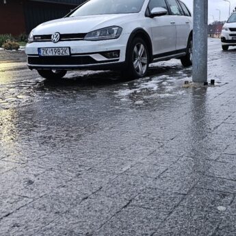 Od wczesnych godzin porannych trwa walka z gołoledzią!