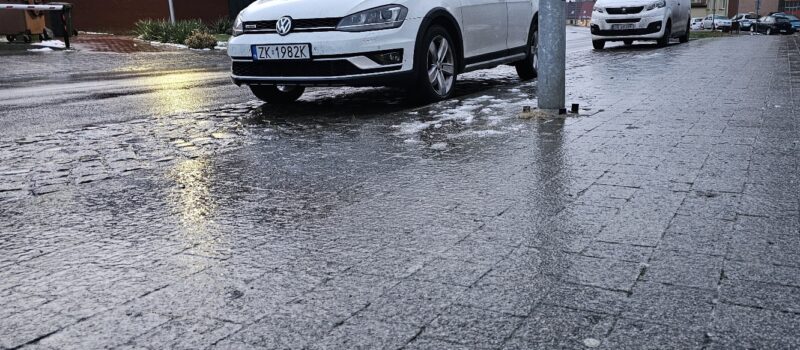 Od wczesnych godzin porannych trwa walka z gołoledzią!