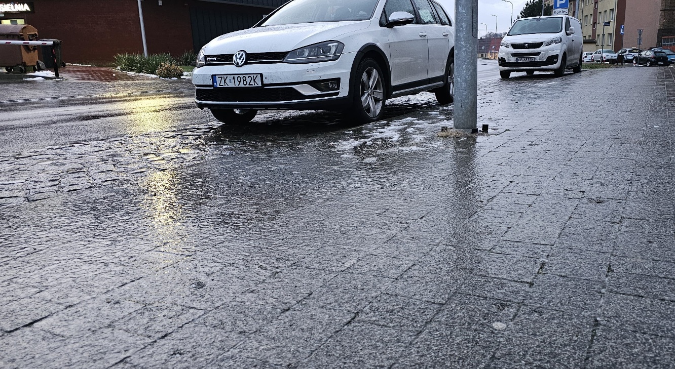 Od wczesnych godzin porannych trwa walka z gołoledzią!