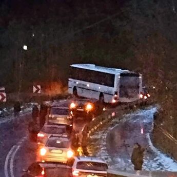 Gołoledź paraliżuje ruch. Droga w Kołczewie zablokowana przez autobus