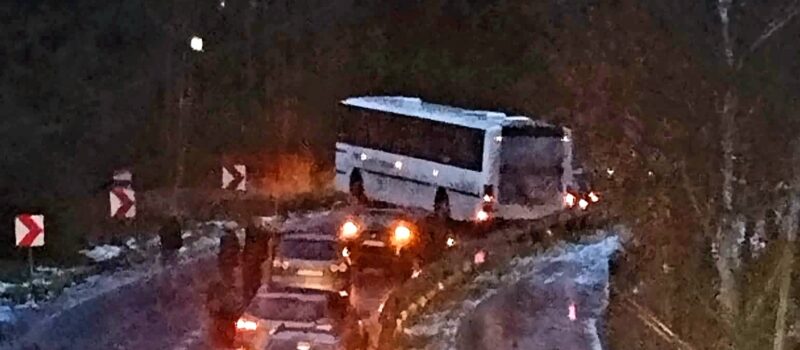 Gołoledź paraliżuje ruch. Droga w Kołczewie zablokowana przez autobus