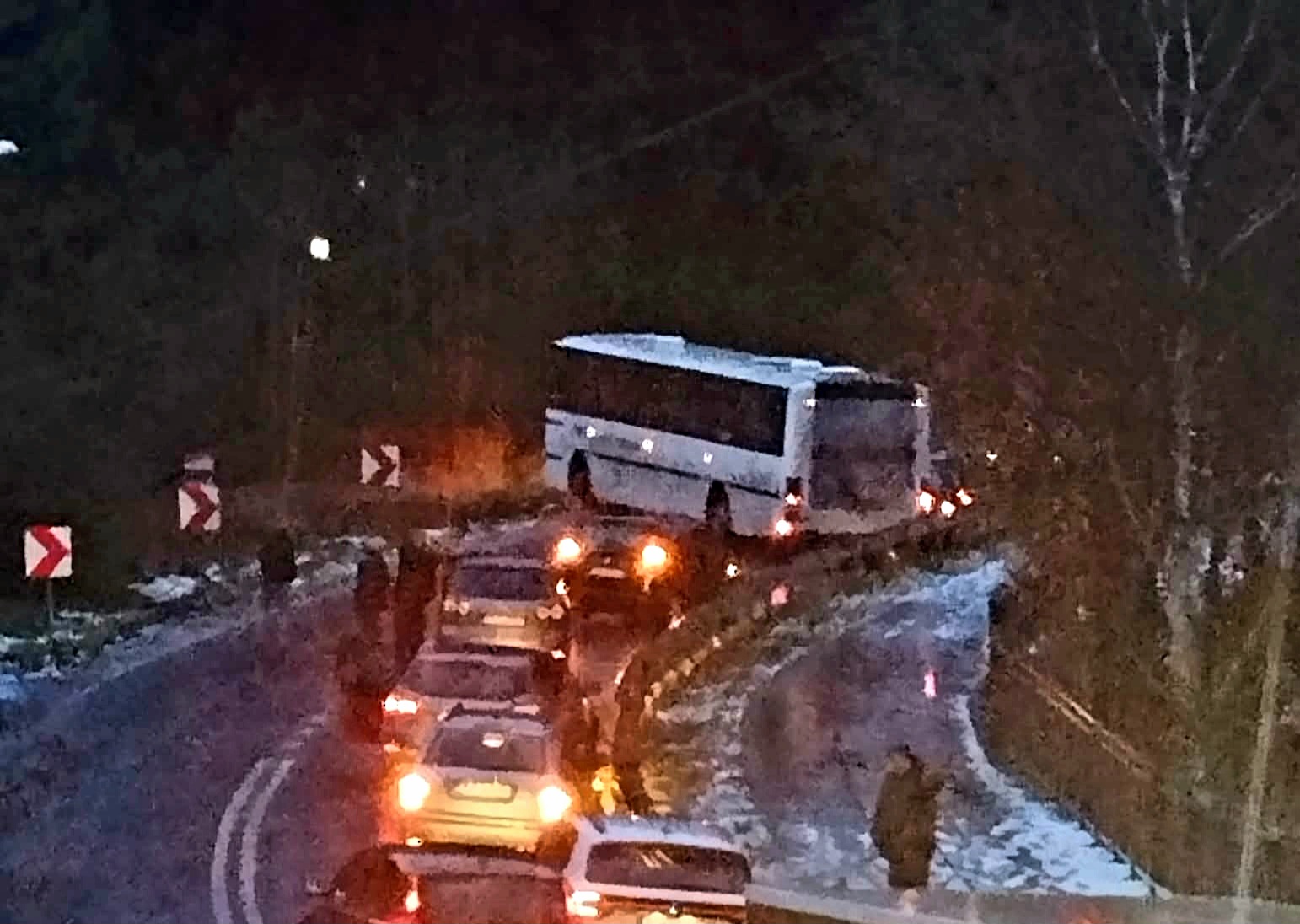 Gołoledź paraliżuje ruch. Droga w Kołczewie zablokowana przez autobus