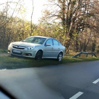 Porzucony Opel przy drodze Unin - Jarzębowo. Auto stoi tam od trzech tygodni