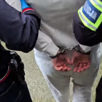 Nocna interwencja w Kamieniu Pomorskim. 17-latek z nożem zaatakował policjantów [FILM]