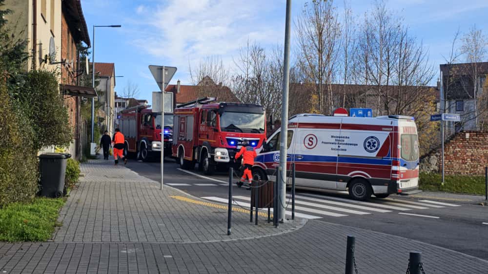 Interwencja służb na ul. Rejtana. Mieszkańcy wezwali pomoc do sąsiada