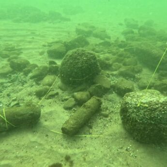 Niewybuchy na plaży w Łukęcinie. Bloger nurkowy alarmuje i chwali reakcję służb