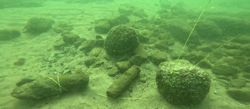 Niewybuchy na plaży w Łukęcinie. Bloger nurkowy alarmuje i chwali reakcję służb
