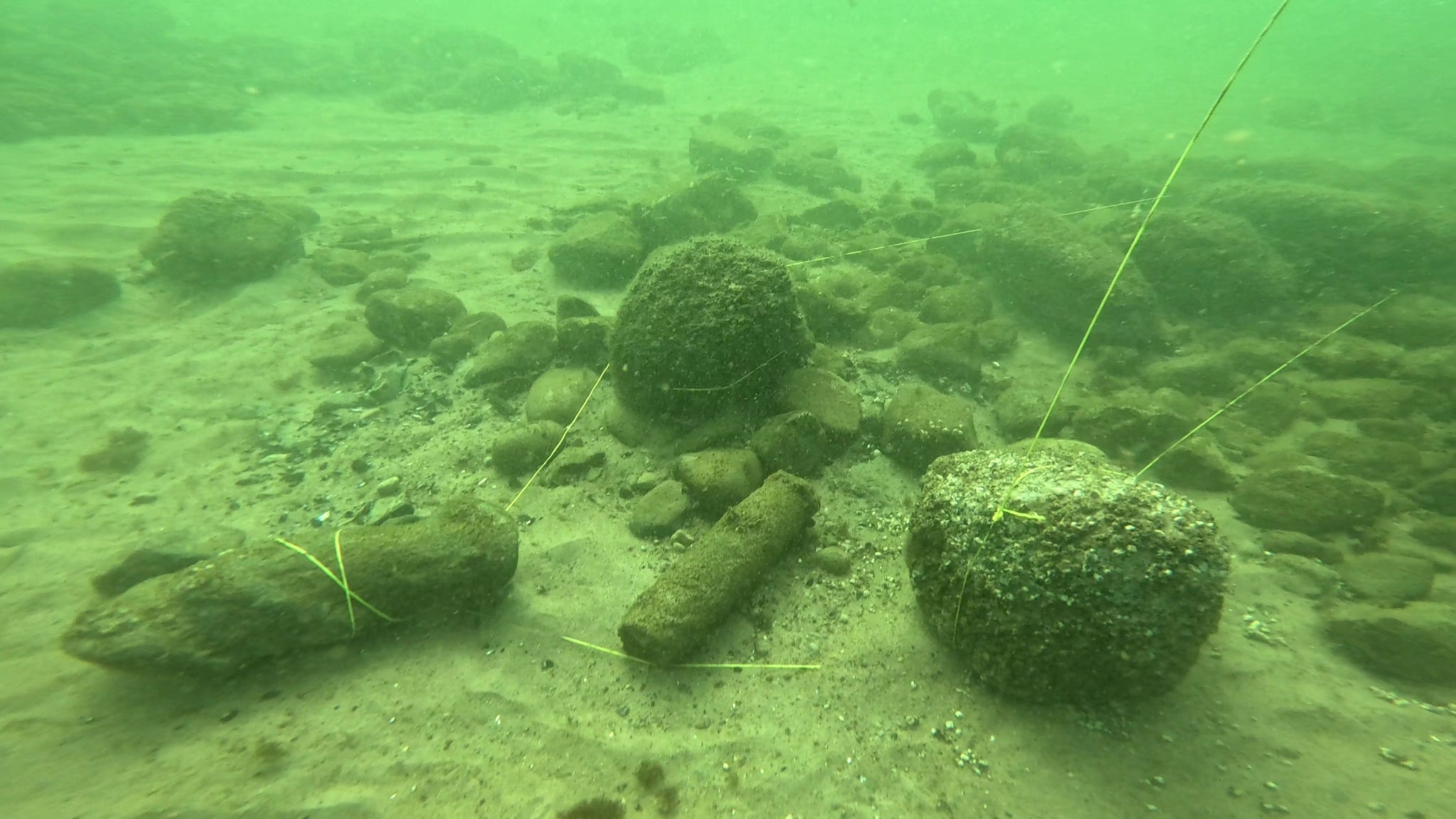 Niewybuchy na plaży w Łukęcinie. Bloger nurkowy alarmuje i chwali reakcję służb