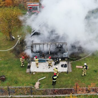Pożar domku letniskowego w Łukęcinie. Na miejscu pięć zastępów straży