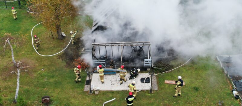 Pożar domku letniskowego w Łukęcinie. Na miejscu pięć zastępów straży