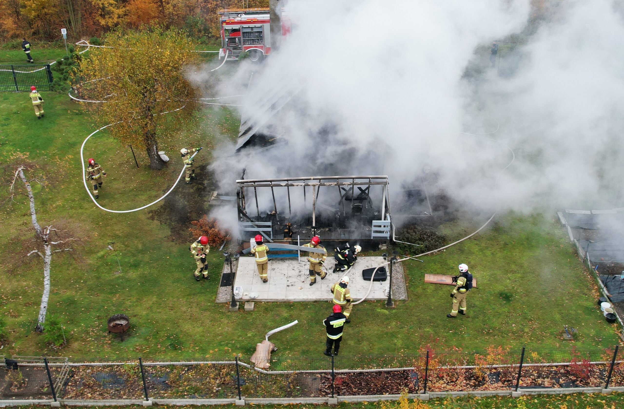 Pożar domku letniskowego w Łukęcinie. Na miejscu pięć zastępów straży