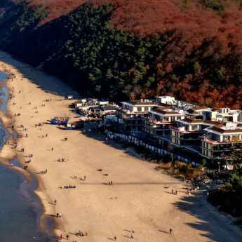 Betonowy kolos już wrósł w plażę. The Sea Resort w Międzyzdrojach coraz bliżej końca