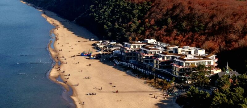 Betonowy kolos już wrósł w plażę. The Sea Resort w Międzyzdrojach coraz bliżej końca