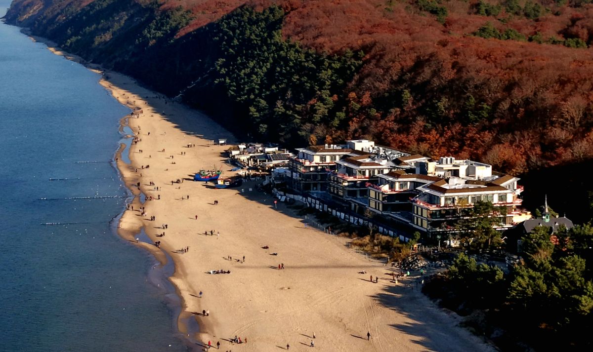 Betonowy kolos już wrósł w plażę. The Sea Resort w Międzyzdrojach coraz bliżej końca