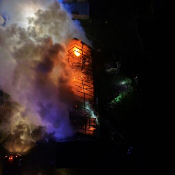 Pożar budynku gospodarczego w Sulikowie. Na miejscu kilka zastępów straży
