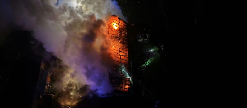 Pożar budynku gospodarczego w Sulikowie. Na miejscu kilka zastępów straży