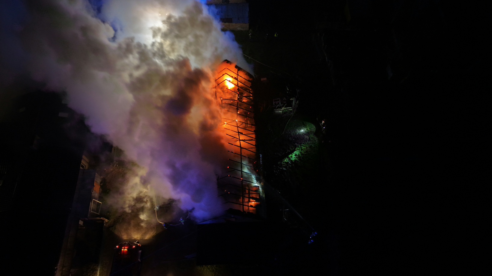 Pożar budynku gospodarczego w Sulikowie. Na miejscu kilka zastępów straży