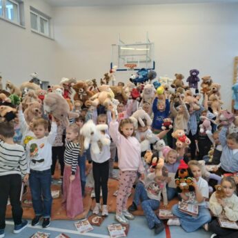 Dzień Pluszowego Misia i pasowanie na czytelnika w Szkole Podstawowej w Dziwnowie