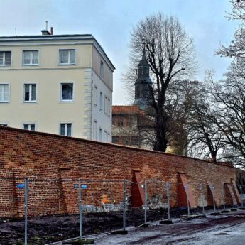 Renowacja murów średniowiecznego osiedla katedralnego na finiszu. Zabytek odzyskuje dawną rangę