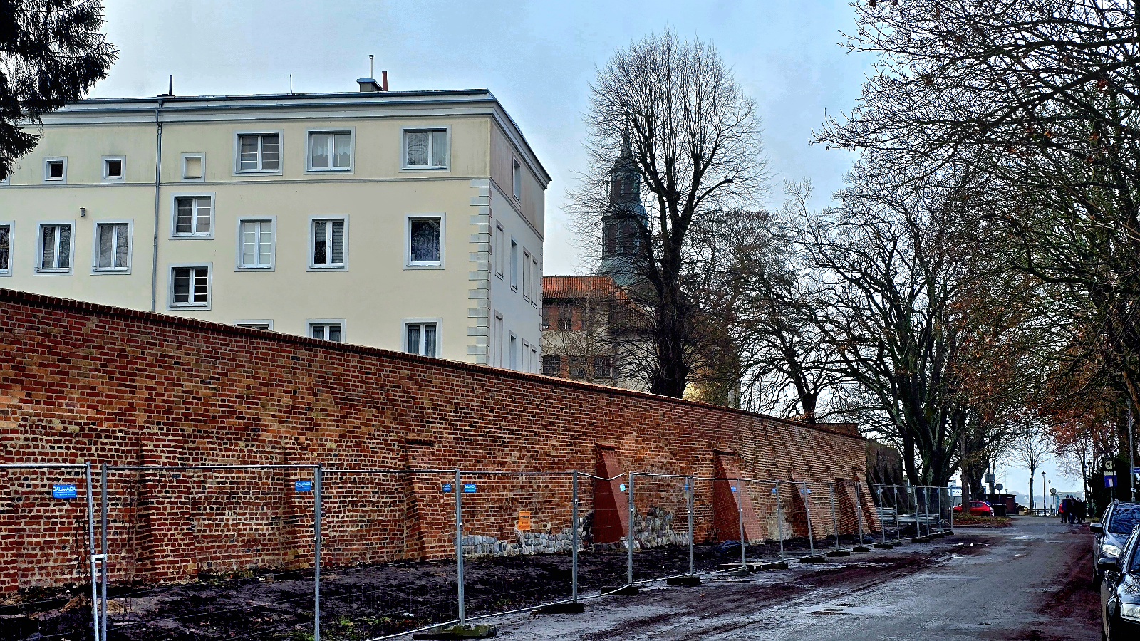 Renowacja murów średniowiecznego osiedla katedralnego na finiszu. Zabytek odzyskuje dawną rangę