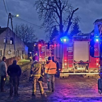 Pożar w budynku wielorodzinnym w Ronicy. Na miejscu pięć zastępów straży