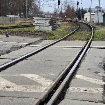 Rozkopany przejazd kolejowy w Kamieniu Pomorskim. PKP twierdzi: „Nie ma zagrożenia” [FILM]