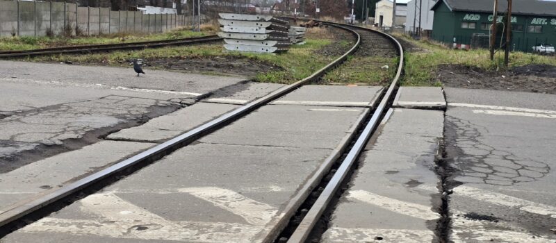 Rozkopany przejazd kolejowy w Kamieniu Pomorskim. PKP twierdzi: „Nie ma zagrożenia” [FILM]