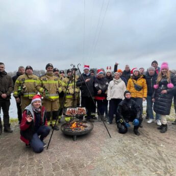 Mikołajkowe sprzątanie jeziora w Golczewie. Nurkowie wyłowili dużo śmieci