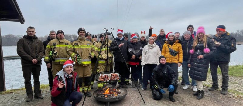 Mikołajkowe sprzątanie jeziora w Golczewie. Nurkowie wyłowili dużo śmieci