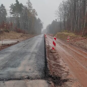 Przebudowa drogi wojewódzkiej nr 102 na półmetku. Prace postępują na całym odcinku Trzebiatów–Kołobrzeg