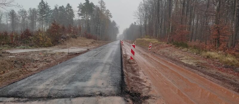 Przebudowa drogi wojewódzkiej nr 102 na półmetku. Prace postępują na całym odcinku Trzebiatów–Kołobrzeg Przebudowa drogi wojewódzkiej nr 102 na półmetku. Prace postępują na całym odcinku Trzebiatów–Kołobrzeg